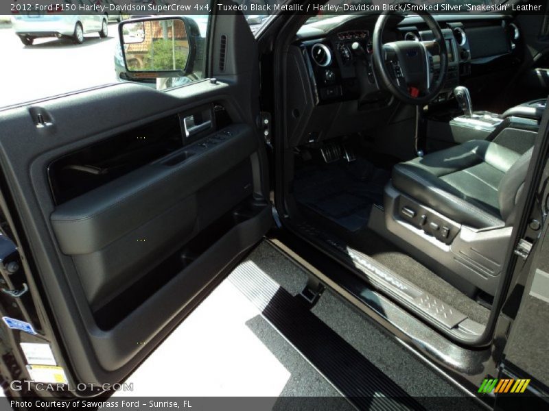 Tuxedo Black Metallic / Harley-Davidson Black/Smoked Silver 