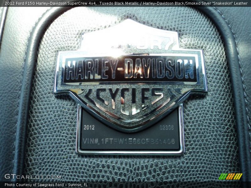 Tuxedo Black Metallic / Harley-Davidson Black/Smoked Silver 