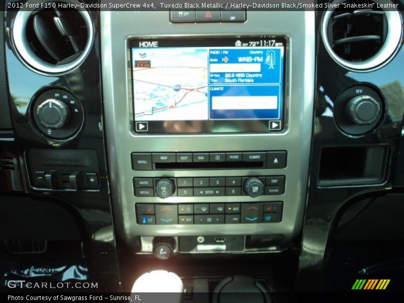 Tuxedo Black Metallic / Harley-Davidson Black/Smoked Silver 