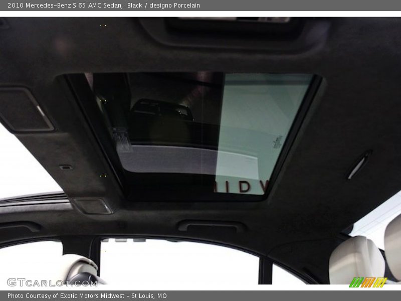 Sunroof of 2010 S 65 AMG Sedan
