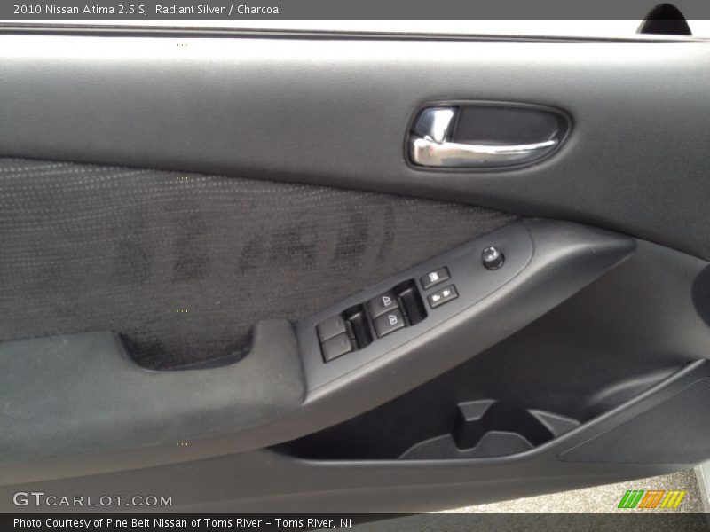 Radiant Silver / Charcoal 2010 Nissan Altima 2.5 S