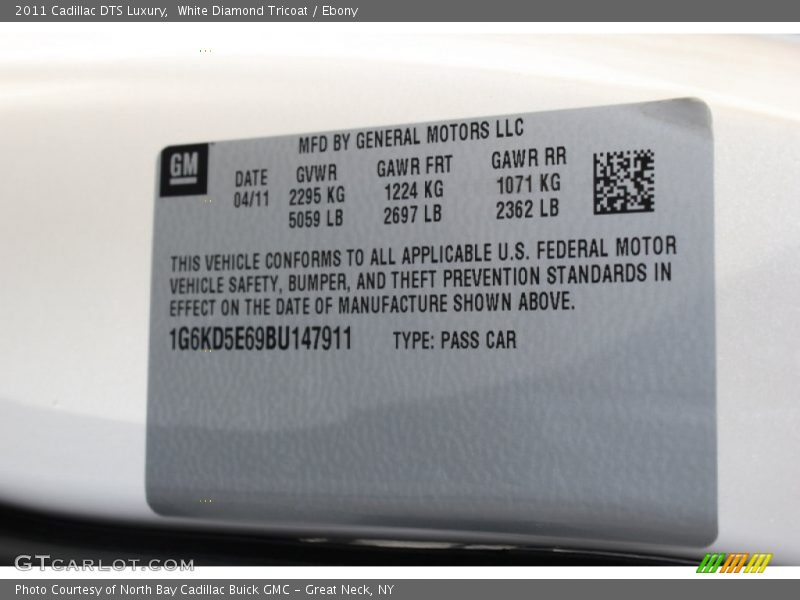 White Diamond Tricoat / Ebony 2011 Cadillac DTS Luxury