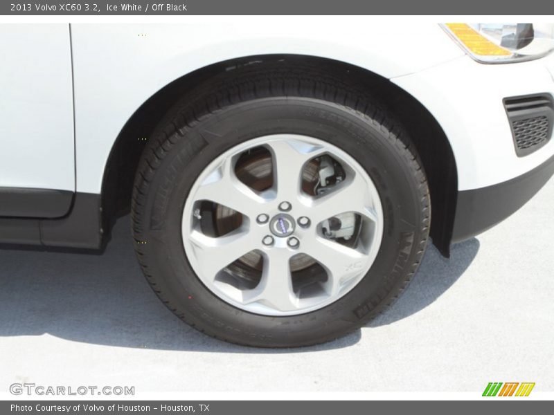 Ice White / Off Black 2013 Volvo XC60 3.2