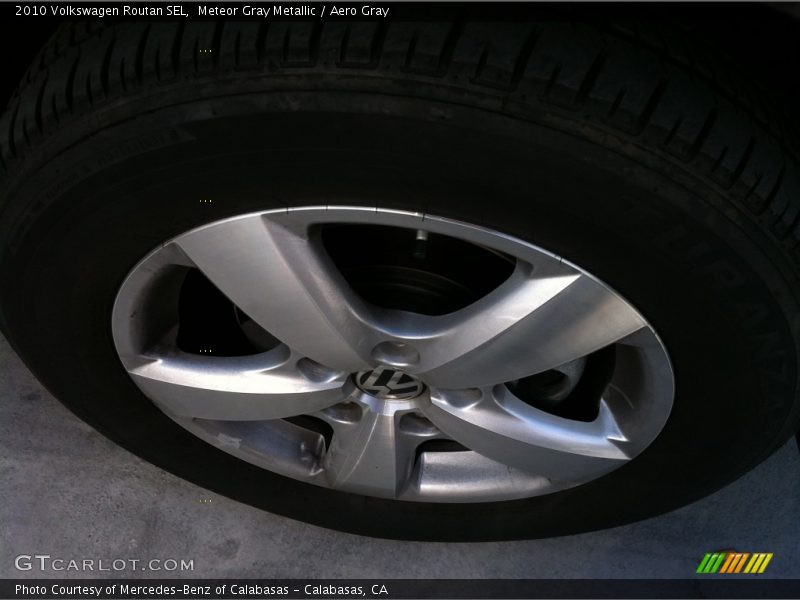 Meteor Gray Metallic / Aero Gray 2010 Volkswagen Routan SEL