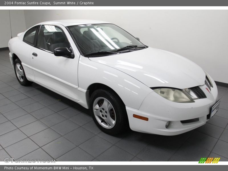 Front 3/4 View of 2004 Sunfire Coupe
