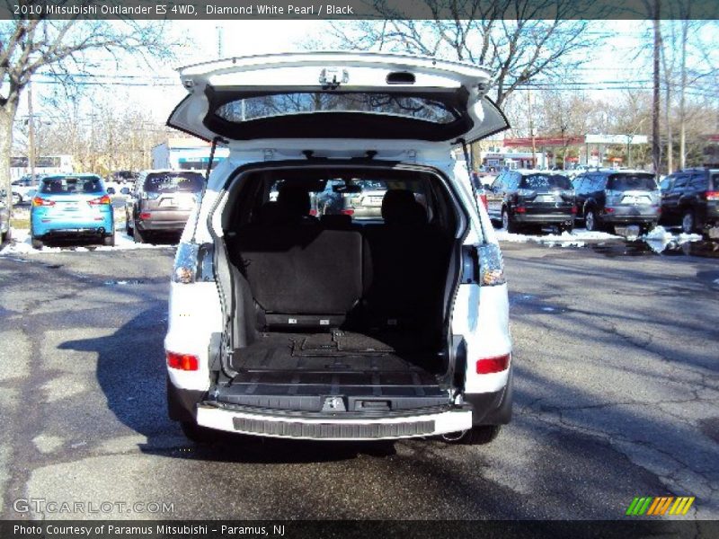 Diamond White Pearl / Black 2010 Mitsubishi Outlander ES 4WD