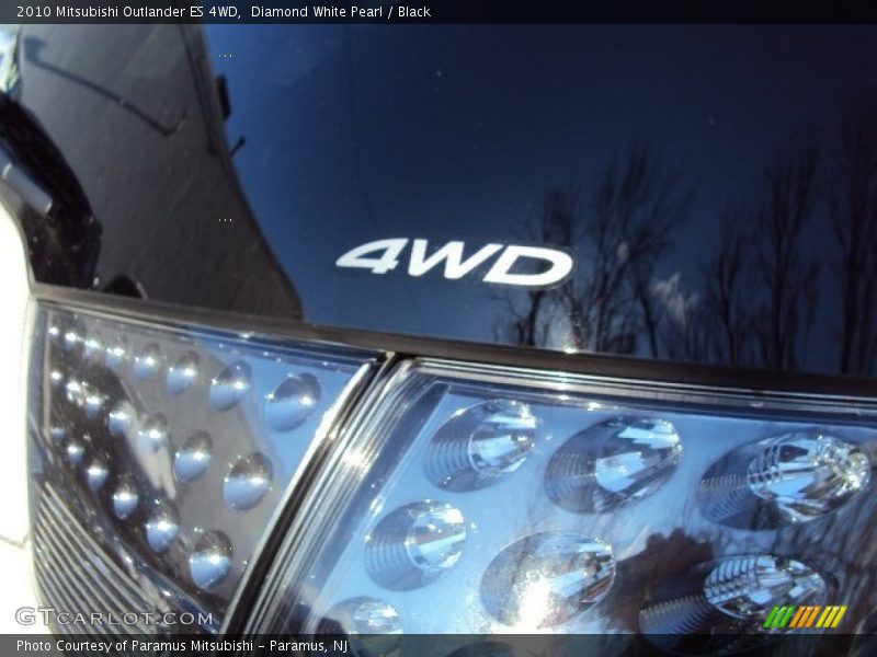 Diamond White Pearl / Black 2010 Mitsubishi Outlander ES 4WD
