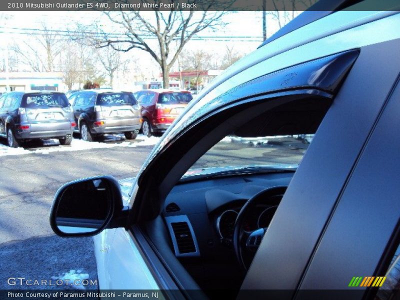 Diamond White Pearl / Black 2010 Mitsubishi Outlander ES 4WD