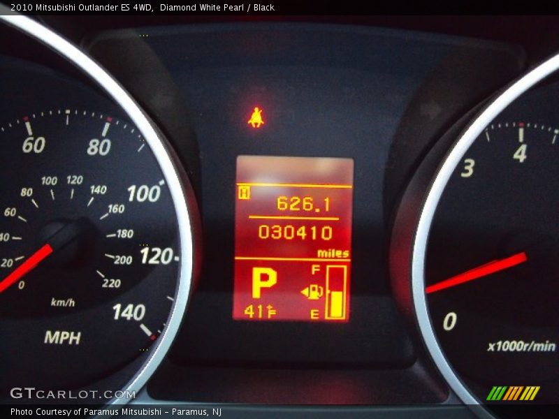 Diamond White Pearl / Black 2010 Mitsubishi Outlander ES 4WD