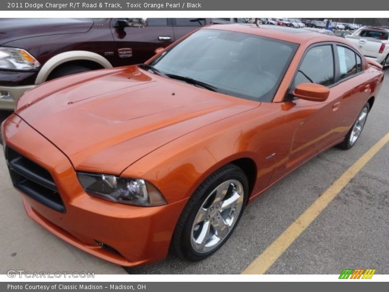 Front 3/4 View of 2011 Charger R/T Road & Track