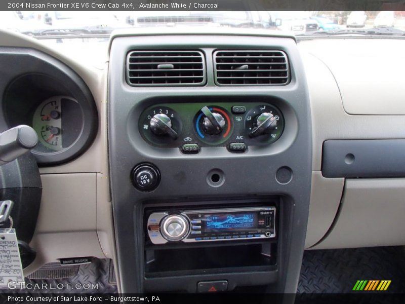 Avalanche White / Charcoal 2004 Nissan Frontier XE V6 Crew Cab 4x4