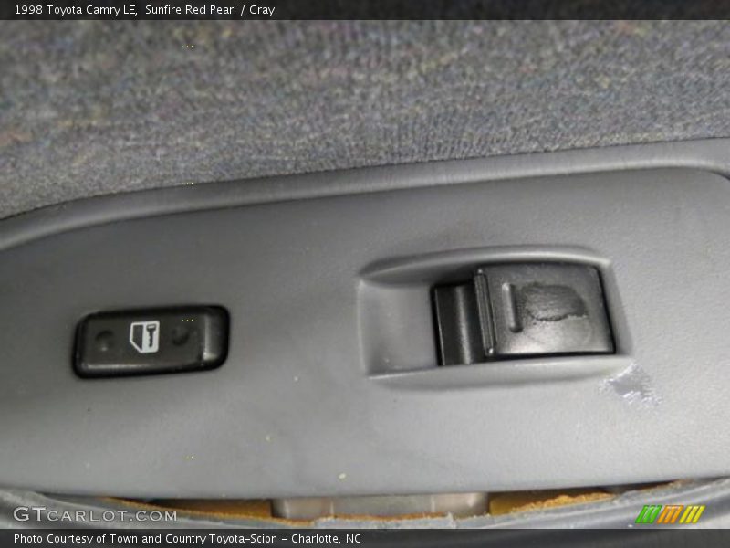 Sunfire Red Pearl / Gray 1998 Toyota Camry LE