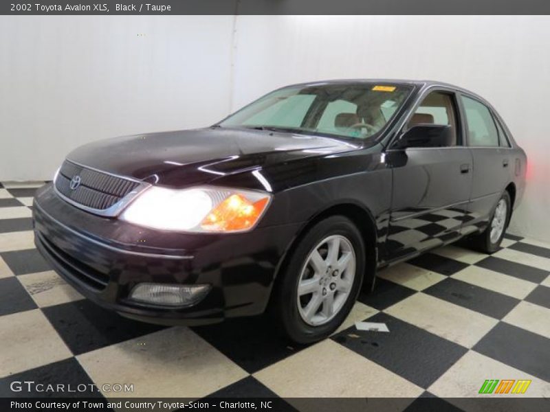 Black / Taupe 2002 Toyota Avalon XLS