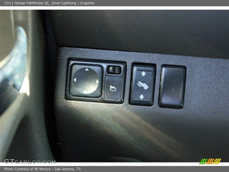 Silver Lightning / Graphite 2011 Nissan Pathfinder LE