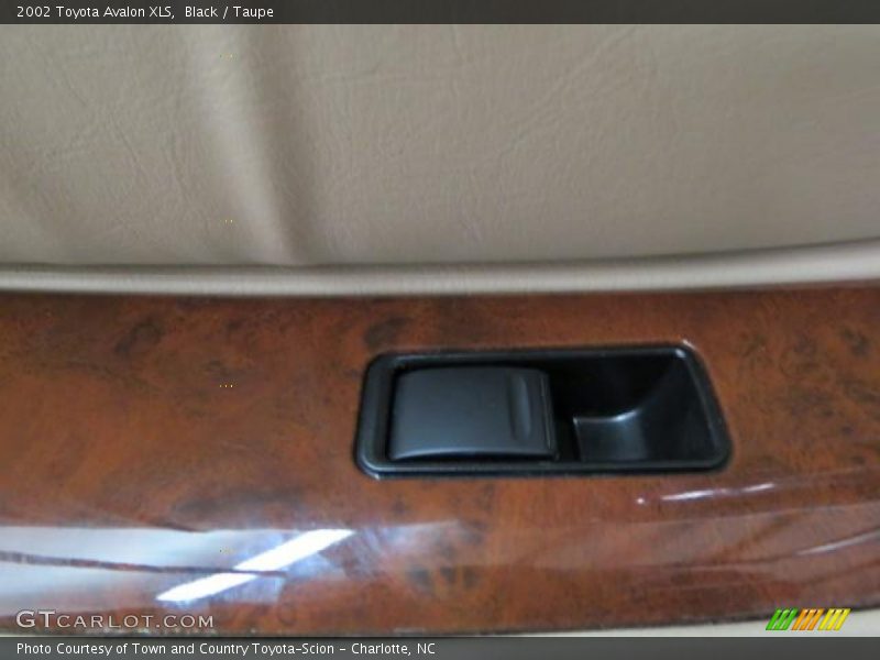 Black / Taupe 2002 Toyota Avalon XLS