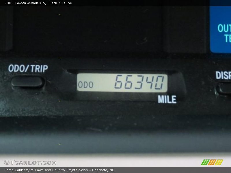 Black / Taupe 2002 Toyota Avalon XLS