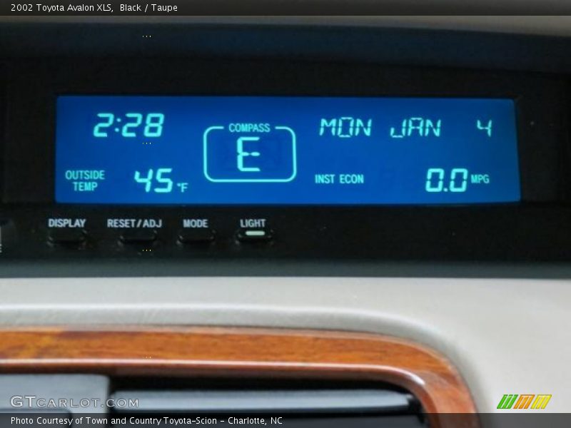 Black / Taupe 2002 Toyota Avalon XLS
