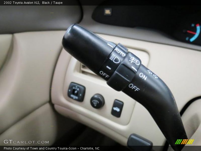 Black / Taupe 2002 Toyota Avalon XLS