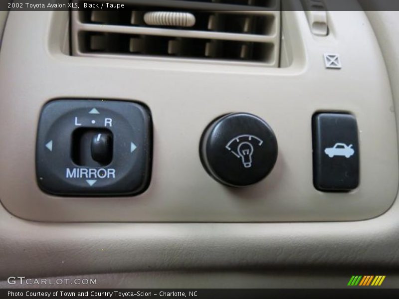 Black / Taupe 2002 Toyota Avalon XLS