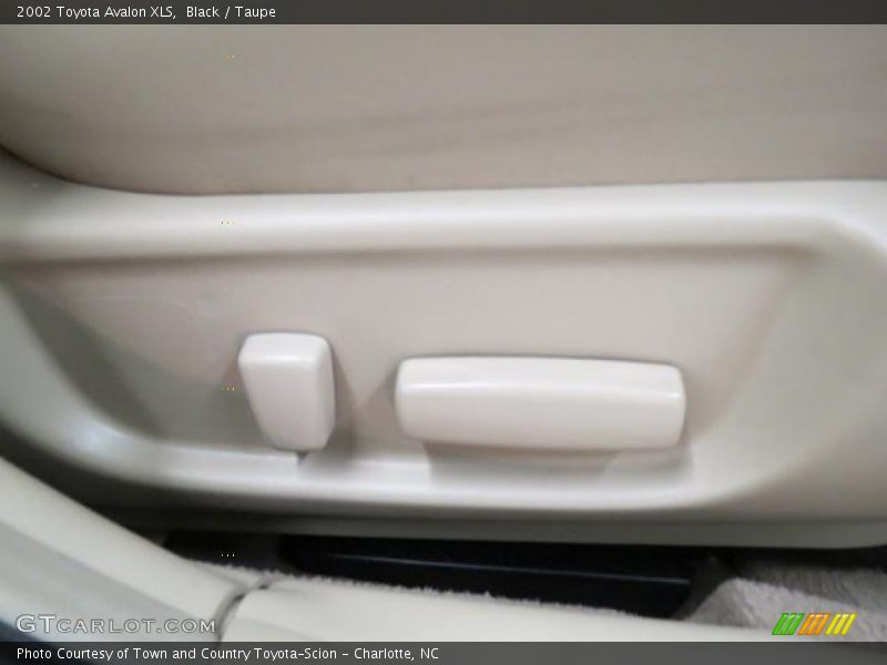 Black / Taupe 2002 Toyota Avalon XLS