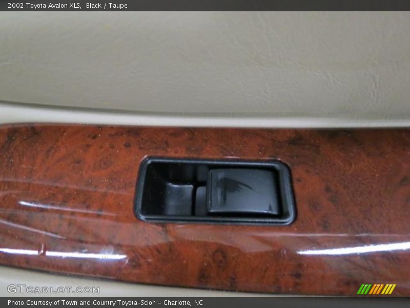 Black / Taupe 2002 Toyota Avalon XLS