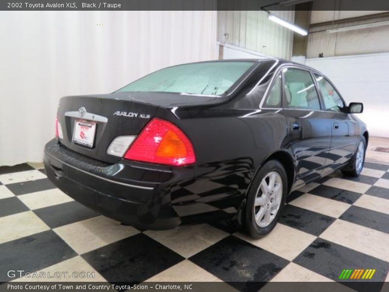 Black / Taupe 2002 Toyota Avalon XLS