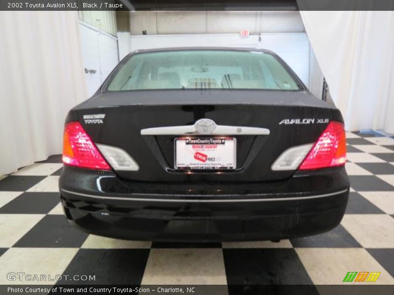Black / Taupe 2002 Toyota Avalon XLS