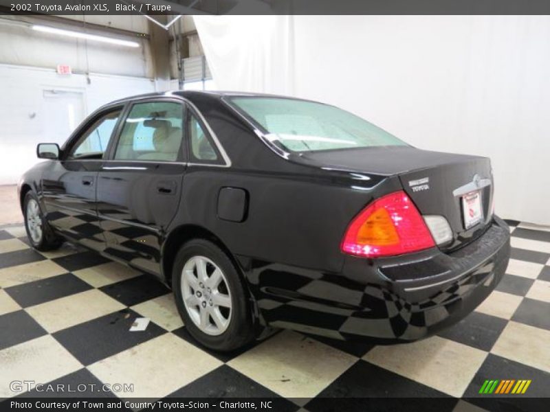 Black / Taupe 2002 Toyota Avalon XLS
