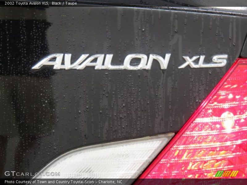 Black / Taupe 2002 Toyota Avalon XLS