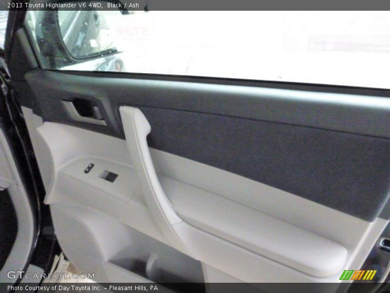 Black / Ash 2013 Toyota Highlander V6 4WD