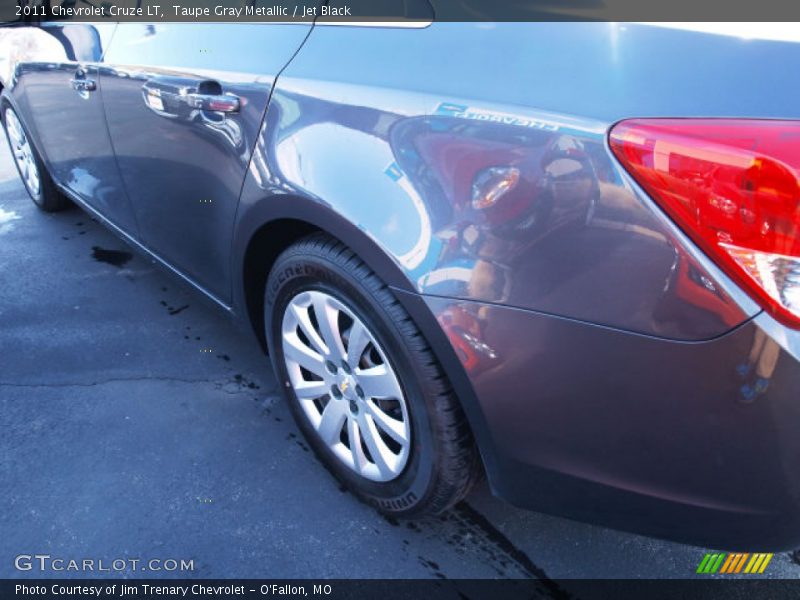 Taupe Gray Metallic / Jet Black 2011 Chevrolet Cruze LT