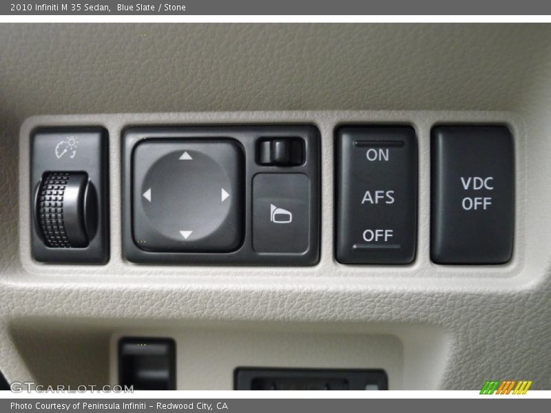 Controls of 2010 M 35 Sedan