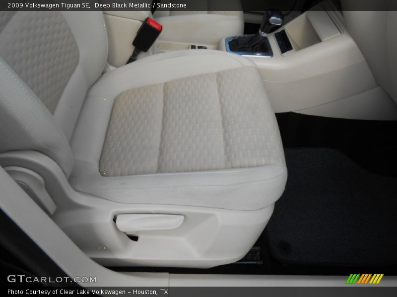 Front Seat of 2009 Tiguan SE
