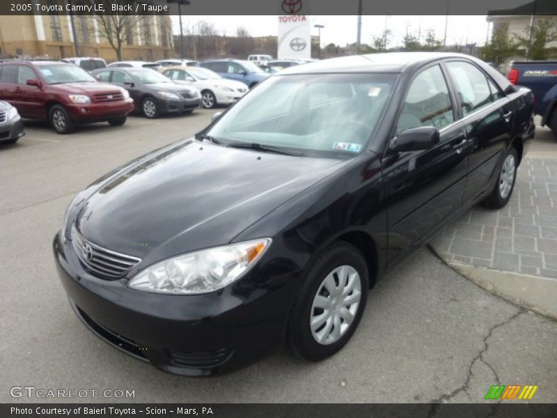 Front 3/4 View of 2005 Camry LE