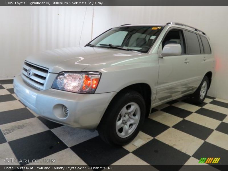 Front 3/4 View of 2005 Highlander I4