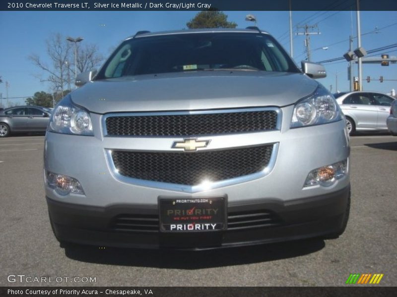 Silver Ice Metallic / Dark Gray/Light Gray 2010 Chevrolet Traverse LT