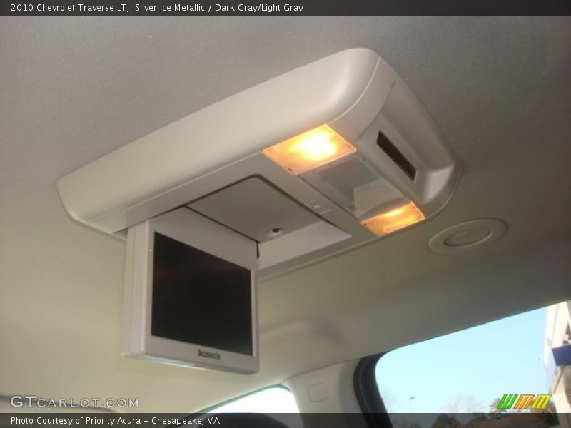 Silver Ice Metallic / Dark Gray/Light Gray 2010 Chevrolet Traverse LT