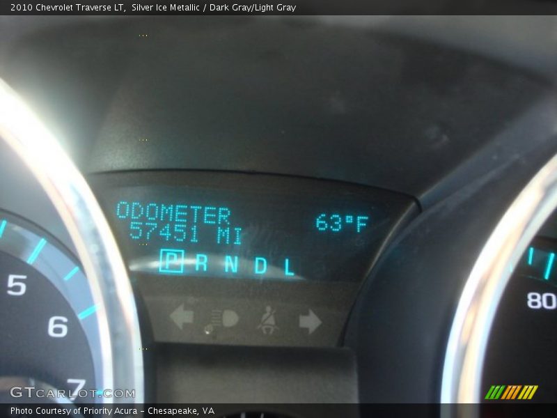 Silver Ice Metallic / Dark Gray/Light Gray 2010 Chevrolet Traverse LT