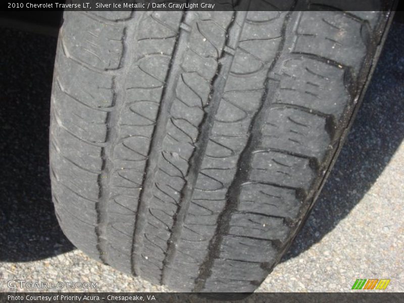 Silver Ice Metallic / Dark Gray/Light Gray 2010 Chevrolet Traverse LT