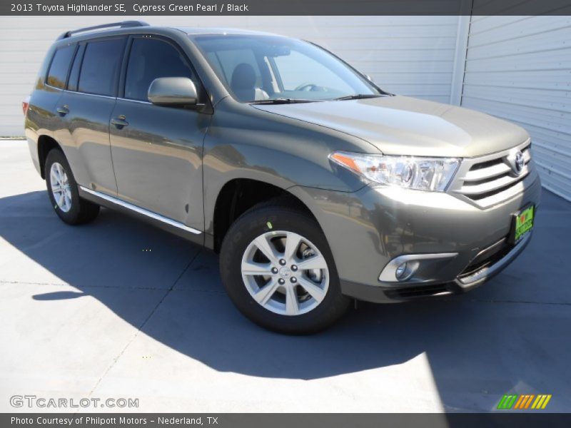Front 3/4 View of 2013 Highlander SE