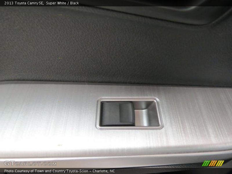 Super White / Black 2013 Toyota Camry SE