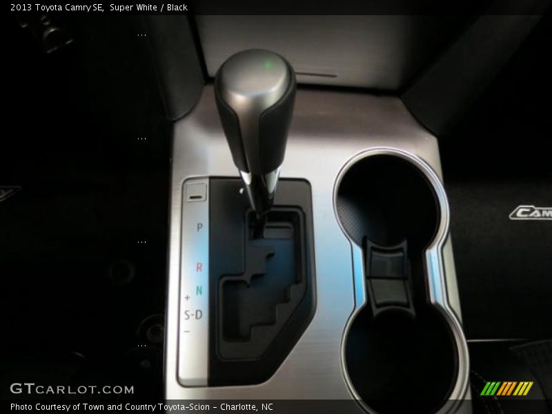 Super White / Black 2013 Toyota Camry SE