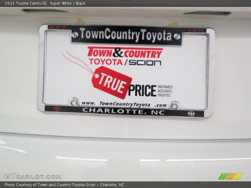 Super White / Black 2013 Toyota Camry SE