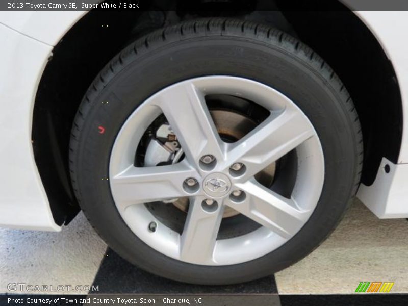 Super White / Black 2013 Toyota Camry SE
