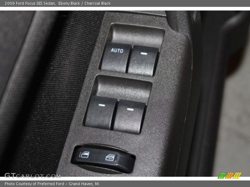 Ebony Black / Charcoal Black 2009 Ford Focus SES Sedan