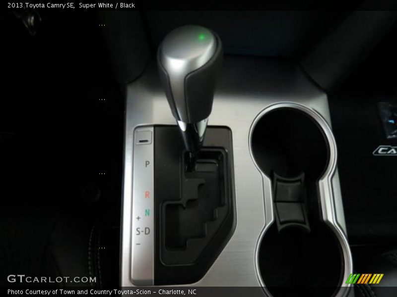 Super White / Black 2013 Toyota Camry SE