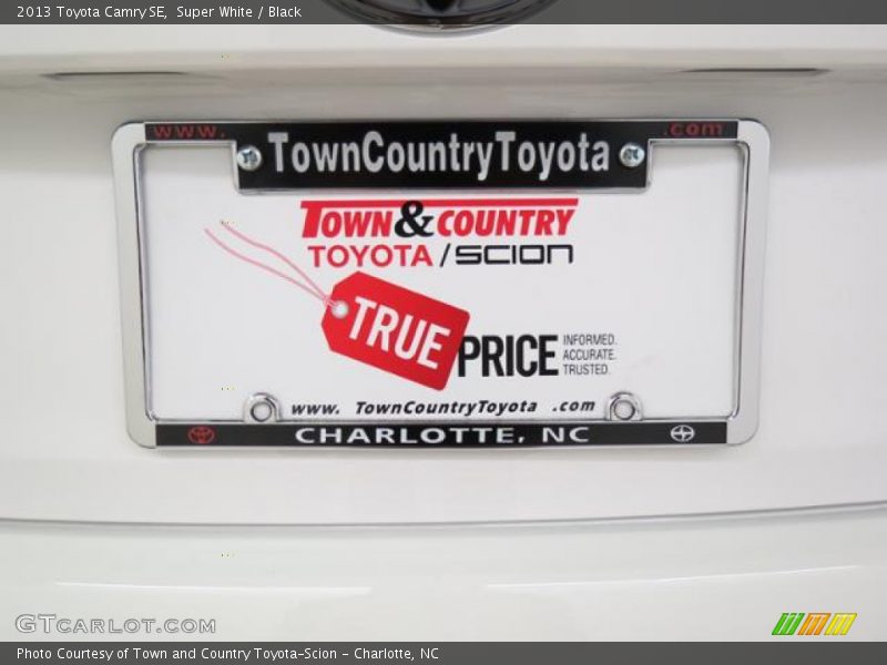 Super White / Black 2013 Toyota Camry SE