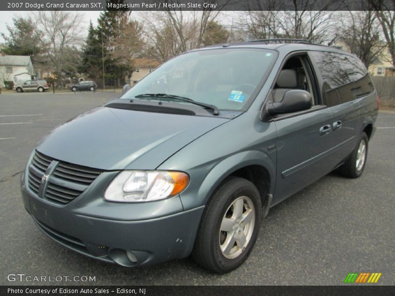 Front 3/4 View of 2007 Grand Caravan SXT
