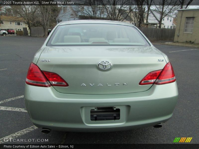 Silver Pine Mica / Ivory 2005 Toyota Avalon XLS