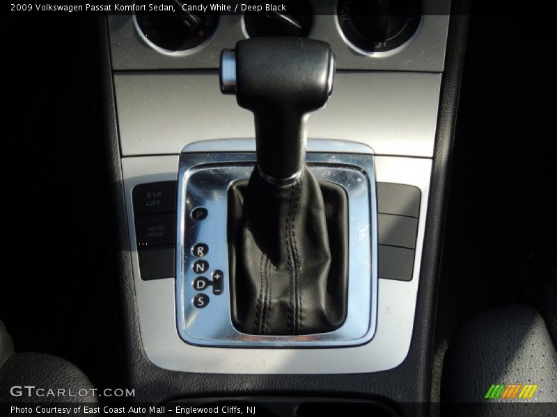 Candy White / Deep Black 2009 Volkswagen Passat Komfort Sedan